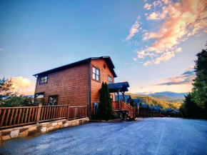 Luxury 4br Cabin W Theater & Hottub5 Min To Dt